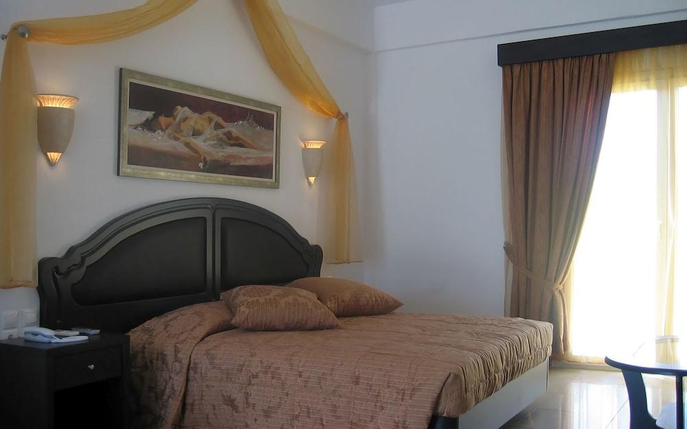 Giannoulaki Mykonos Town